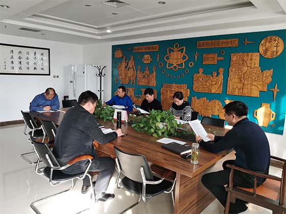 中心組學習.jpg 中心組學習.jpg